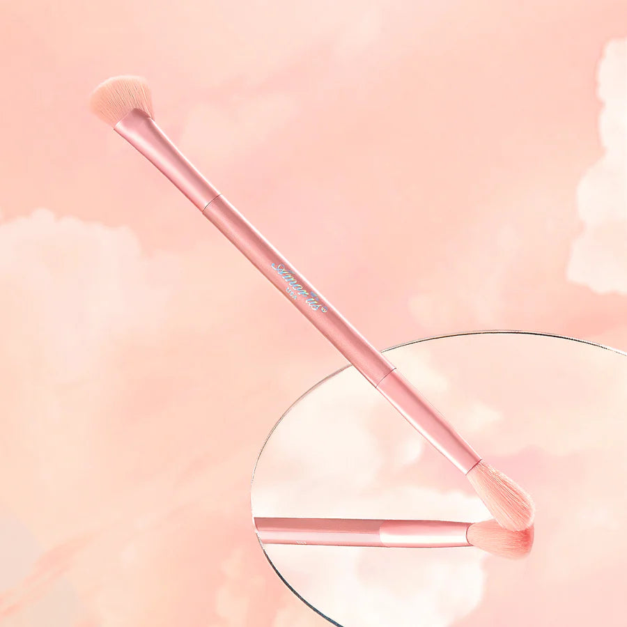 Amor Us Cloud Blur Balm Concealer brush