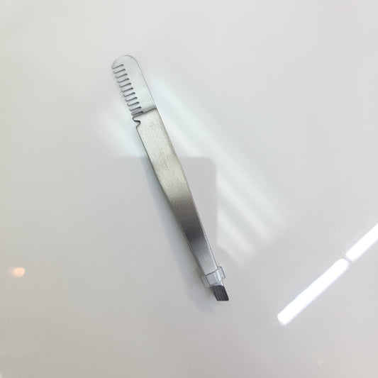 theMUAproject Tweezers With Comb
