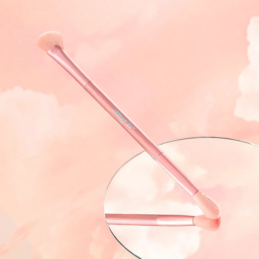 Amor Us Cloud Blur Balm Concealer brush
