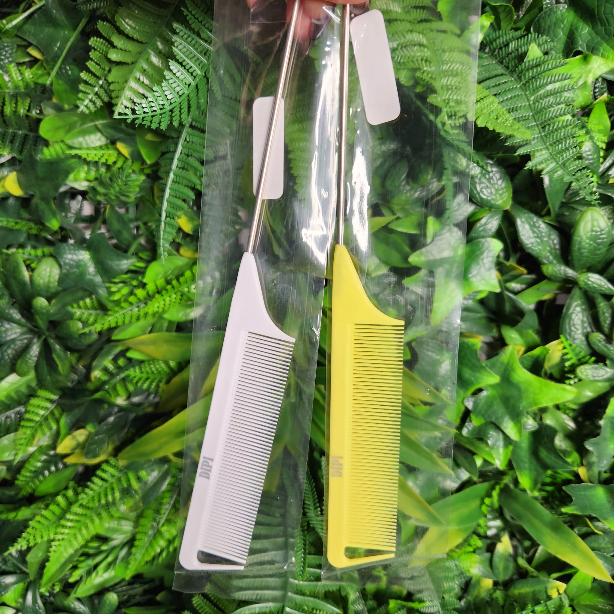 theMUAproject Parting Comb With Metal Tail – The Make-Up Artist Project